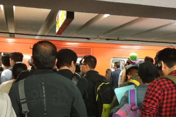 El Metro solicitó a las personas tomar previsiones. Foto:
@masterde24df