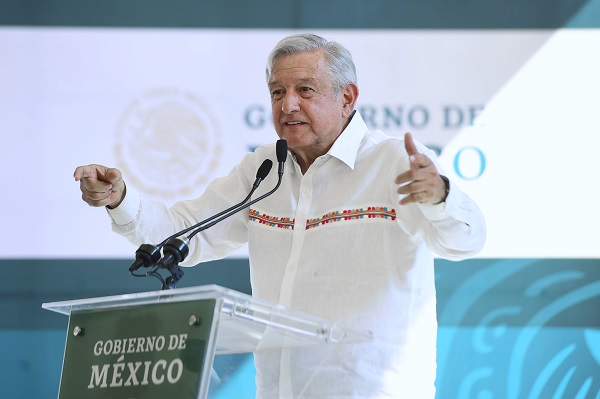 Andrés Manuel López Obrador, Presidente de México, en la entrega de apoyos a los beneficiarios de los “Programas Integrales de Bienestar” en la Plaza del Mueble. Foto: Cuartoscuro