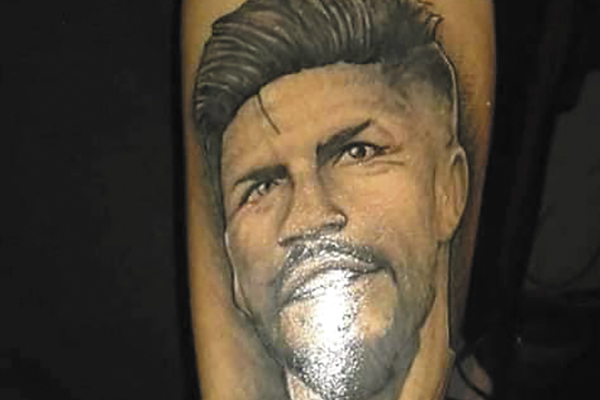 Israel García se
tatuó el rostro y la firma del exjugador del América. Foto: Especial.