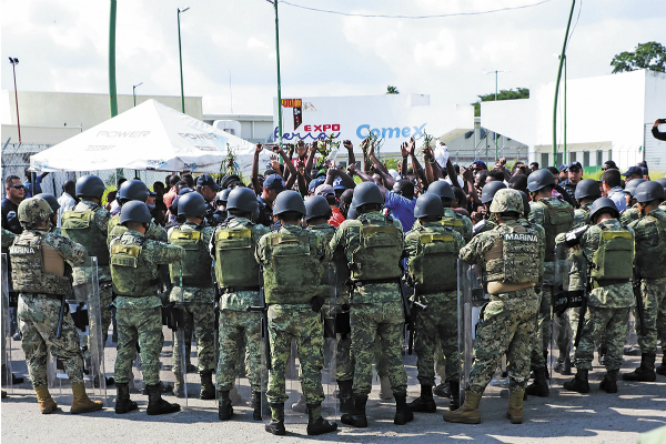 Los elementos federales impidieron que los manifestantes se fugaran del refugio temporal. Foto: Especial.