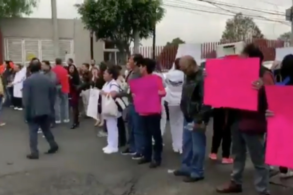 Personal del Hospital Enrique Cabrera se encuentran bloqueando la entrada al nosocomio.