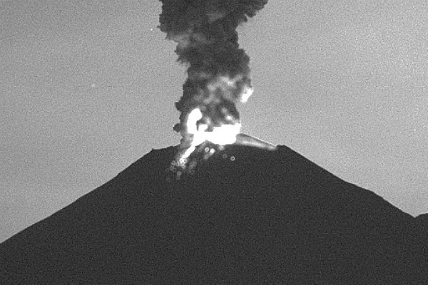 Hace unos momentos presentó una explosión que generó la expulsión de material incandescente. Foto: Especial.