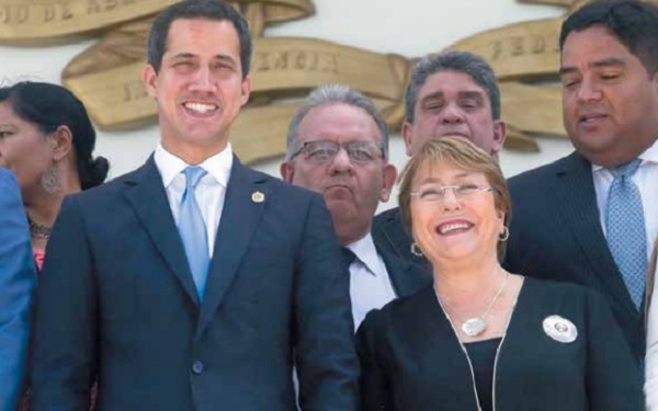 ENCUENTRO. Michelle Bachelet visitó ayer la sede de la Asamblea Nacional, de mayoría opositora. Foto: AFP