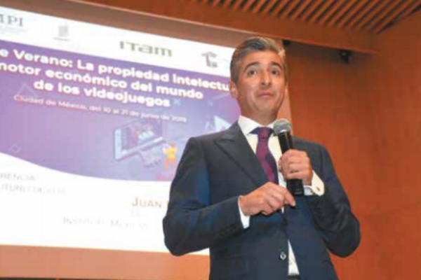 El funcionario estuvo en el ITAM para clausurar el curso de verano. Foto: Daniel Ojeda.