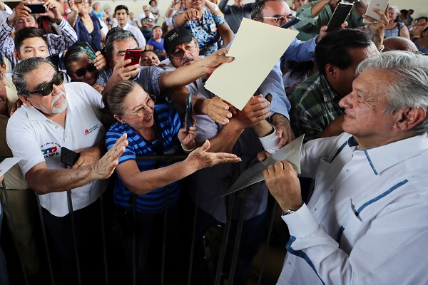 Andrés Manuel López Obrador, presidente de México, entregó apoyos de los Programas Integrales para el Bienesta. Foto: Cuartoscuro