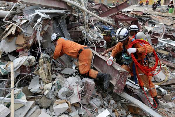 Los socorristas siguen trabajando para tratar de encontrar supervivientes. Foto: AFP
