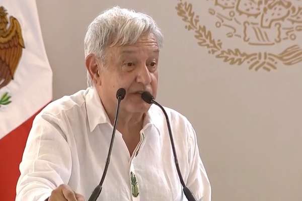 AMLO dijo que se construirán embarcaciones especiales para retirar el sargazo. Foto: Especial