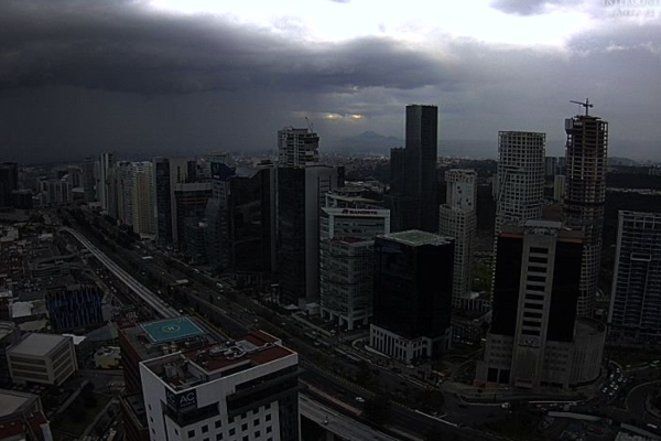 Al menos 10 alcaldías de la capital reportaban lluvia la noche de este domingo. Foto @webcamsdemexico