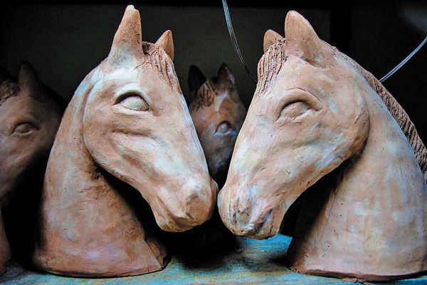 NIÑEZ. La
pieza remite
a los caballitos de palo,
clásicos de la
etapa infantil. FOTO: ESPECIAL
