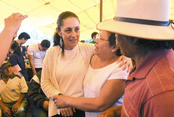 CERCA. La jefa de Gobierno fue al bosque de Tláhuac, donde escuchó peticiones. Foto: Leslie Pérez