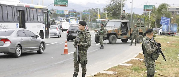REVISIÓN. Los militares no descansan durante el evento. Foto: ALAN PENICHE