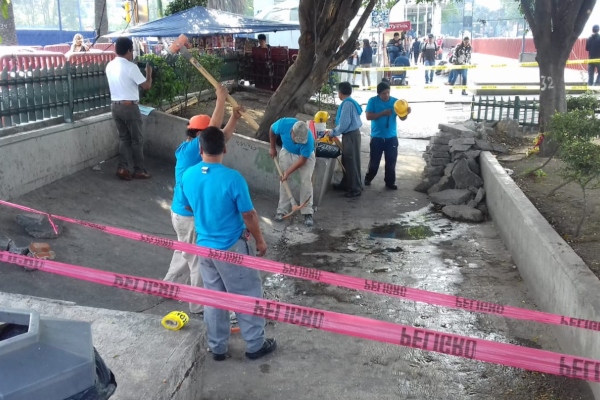 Dicho hundimiento provocó la pérdida de la banqueta aledaña al acceso al Metro. Foto Especial