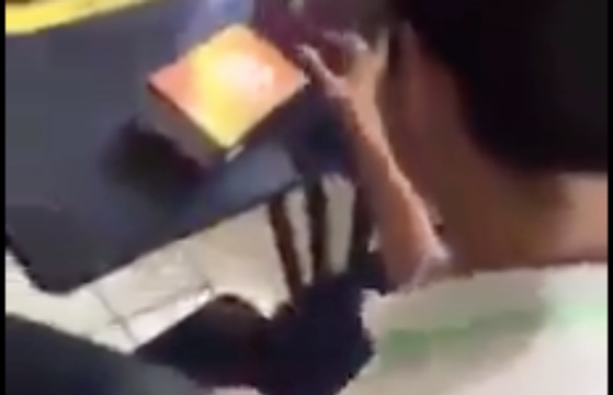 En el video compartido en la red se aprecia a los muchachos alrededor de su compañero, mientras éste abre el obsequio. Foto Twitter