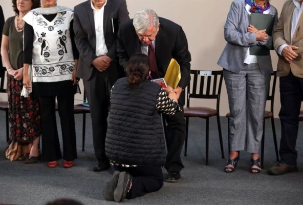 Un hecho que llamó la atención, fue el de una mujer que se le hincó al primer mandatario por dos minutos. Foto Especial
