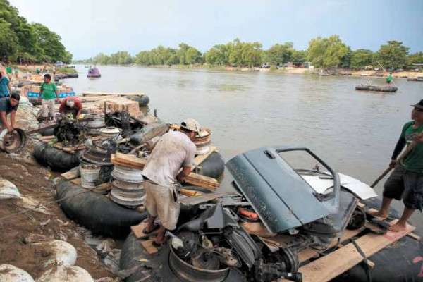 Cientos de
centroamericanos buscan
diariamente migrar a
través del río Suchiate. FOTO: AP