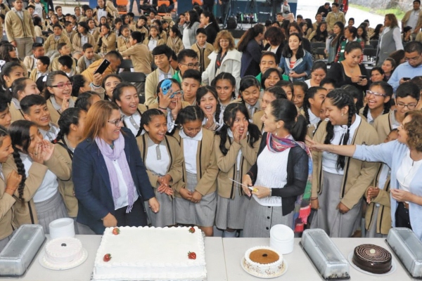 CELEBRA.
La jefa de
Gobierno
cumplió ayer
57 años. Foto: Especial