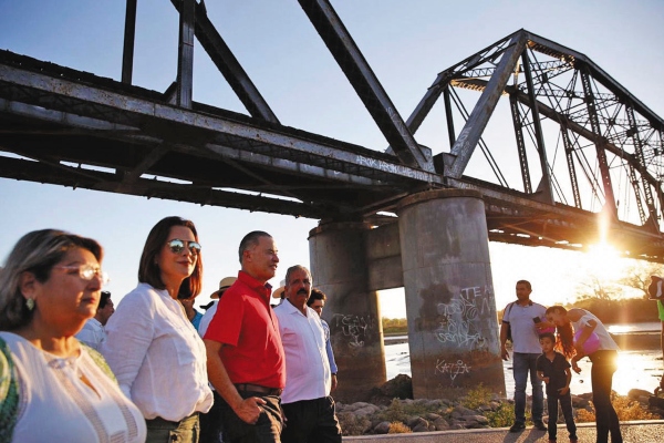 REMANSO. El gobernador recorrió el área y se
dio espacio para jugar voleibol de playa. Foto: Especial