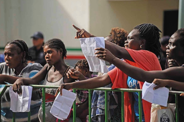 TRÁMITE.
Migrantes
hacen fila en
las estaciones
migratorias
del sur, para
registrar su
entrada legal
al país. Foto: Cuartoscuro