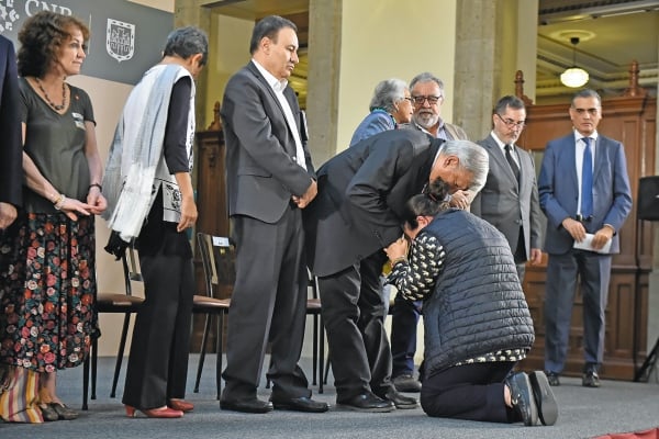 EMOTIVIDAD. El Presidente escucha la súplica de María Isela Valdez Chairez, madre de Roberto. Foto: Cuartoscuro