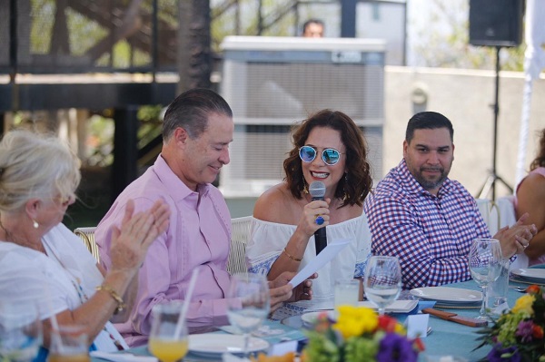 El mandatario estatal le pidió a la Michelle Paige que considere a Mazatlán como candidato para ser sede en el 2020 de la Convención Anual de Cruceros de la FCCA. Foto: Especial