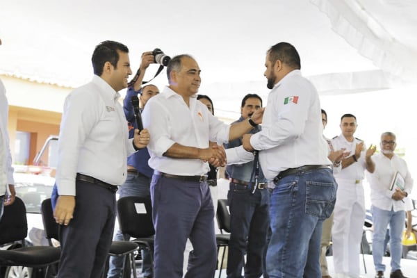 En compañía del alcalde Jorge Sánchez, el gobernador Héctor Astudillo atestiguó la entrega del equipamiento. Foto: Especial.