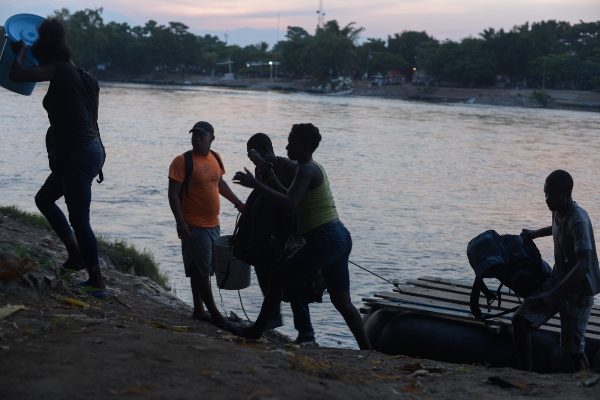 Cientos de migrantes llegan a México a través de Río Suchiate para avanzar hacia EU. Foto: Archivo | Cuartoscuro