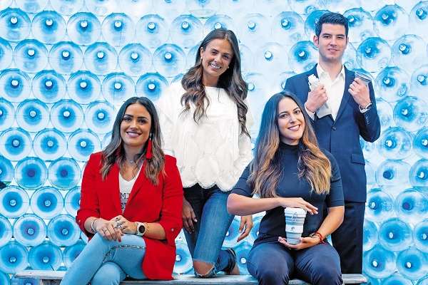 ALESSANDRA ROJO DE LA VEGA, MARIANA
SOTO, EDUARDO MURAT Y GABRIELA EVIA AYUDAN DESDE SU TRINCHERA A REDUCIR LA
CONTAMINACIÓN PLÁSTICA. Foto: YAZ RIVERA