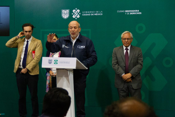 Guillermo Calderón dando una conferencia de prensa