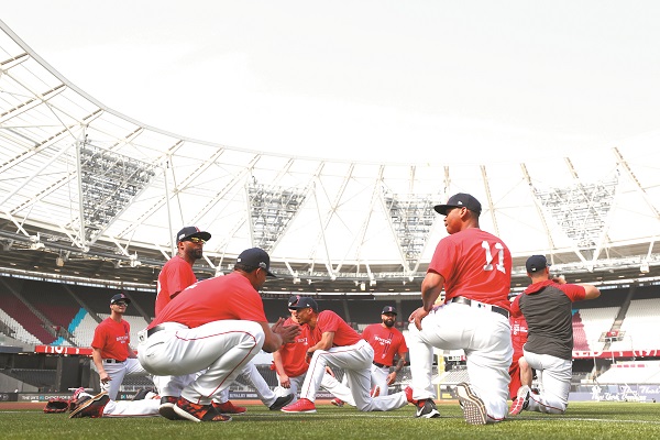 RECONOCIMIENTO. Los Red Sox practicaron sobre el diamante del London Stadium, de cara a la miniserie de hoy. Foto: AFP