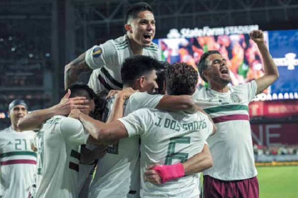 DESAHOGO. Los jugadores del Tricolor descargaron la tensión con el gol de Raúl Jiménez, al 93'. Foto: MEXSPORT