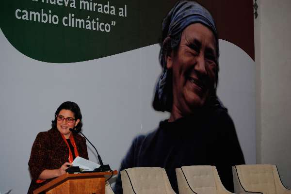Leticia Gutiérrez dando una conferencia de prensa