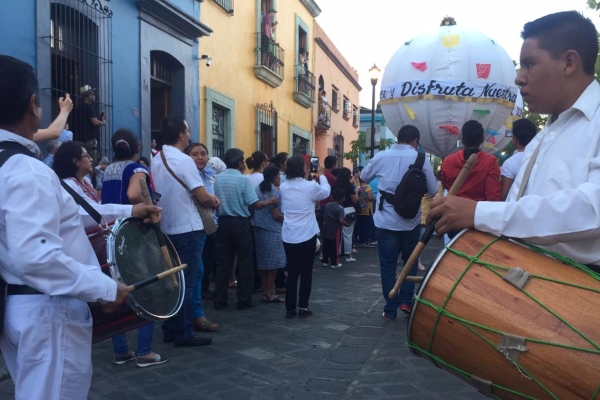 En el convite reapareció el perro calendero Mazapán, a quien le gusta bailar y saltar al son de los juegos pirotécnicos. Foto Carina García