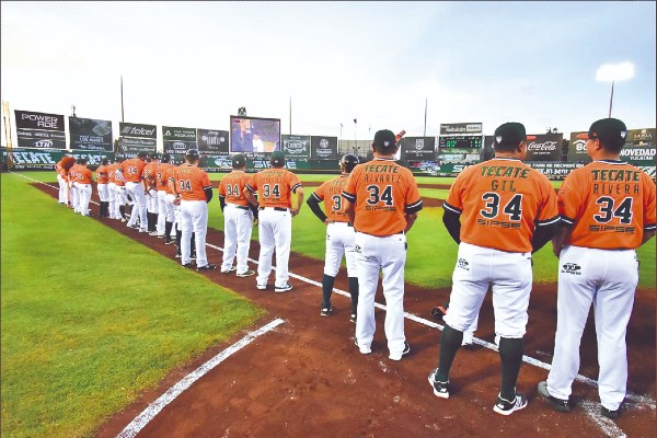 HOMENAJE. En todos los estadios, los
jugadores portaron el número de Valenzuela. Foto: @Leonesoficial