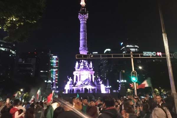 Sobre Avenida Paseo de la Reforma, la alegría de los mexicanos tuvo su prueba de ebullición. Foto: Andrea Merlos