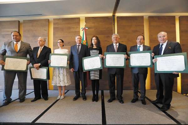 FESTEJO. El Colegio Nacional de Abogados y su presidente, Carlos Viñamata
(cuarto de izquierda a derecha), entregó reconocimientos a siete distinguidos abogados. Foto: Nayeli Cruz