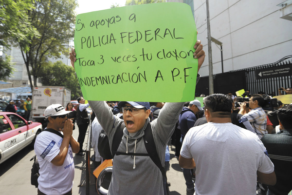 Los policías llevaron su protesta de Iztapalapa al Senado. Foto: Víctor Gahbler.