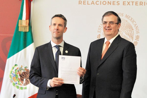 Ryan Brennan y Marcelo Ebrard, ayer, signaron el convenio. Foto: NOTIMEX