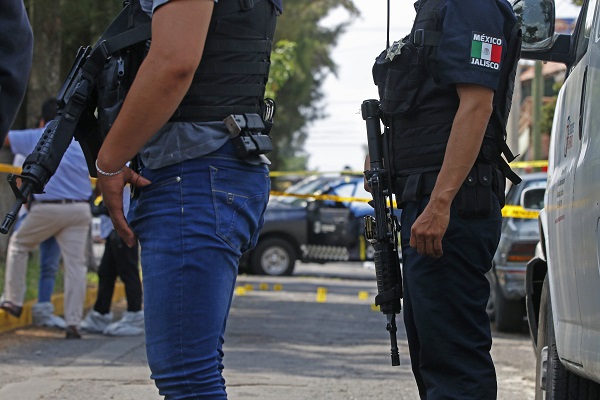 El edil dijo que sí hay casos en los que los elementos han tenido amenazas y que por eso se determinó el permitir que porten armas de cargo en su día franco. Foto: Cuartoscuro