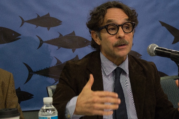 Gabriel Quadri hablando al micrófono con fondo de peces