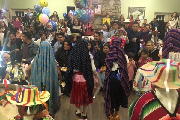 Con este tipo de actividades, se fortalece el arraigo de los pueblos originarios entre la población migrante en Estados Unidos. Foto Especial
