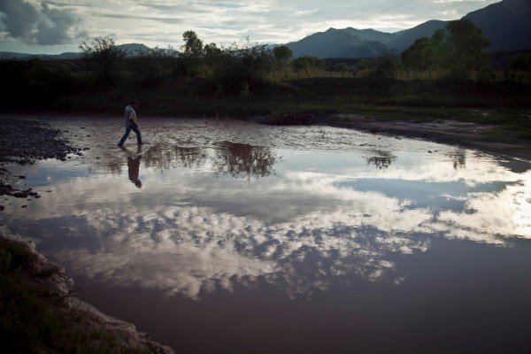 Se hacen labores de limpieza en el Río Sonora en 2017, luego del derrame de 2014. Foto: Cuartoscuro