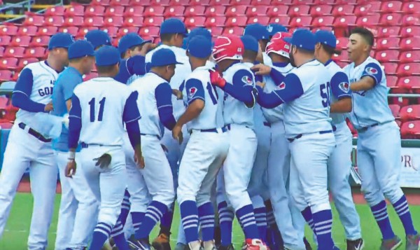 Los jóvenes del equipo de El Titán festejaron de esta manera. Foto: Especial