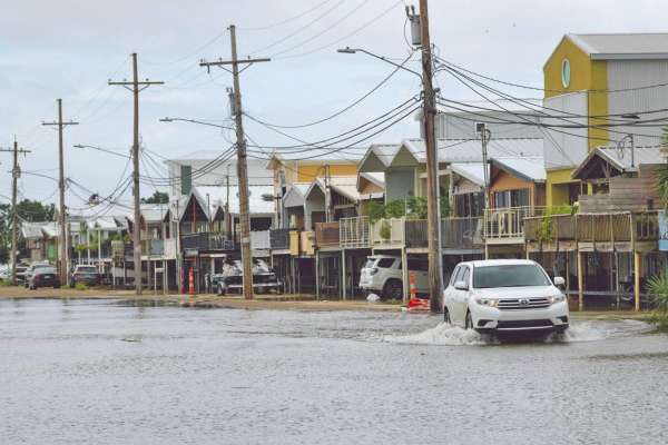 ANEGACIÓN. Ayer comenzaba a subir el nivel del agua en carreteras y zonas habitadas del estado de Luisiana. Foto: AP