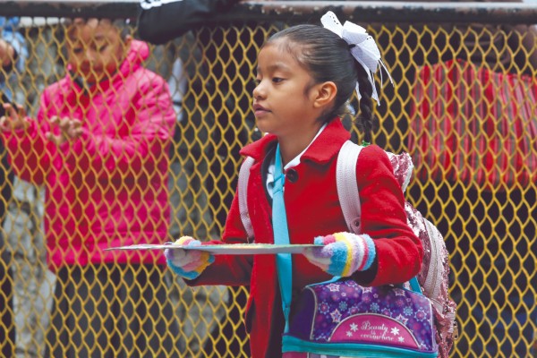 LOGRO. Los pequeños son apoyados con útiles y uniformes. Foto: Enfoque