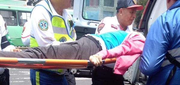 Los paramédicos diagnosticaron contusión craneal, por lo que solicitaron el apoyo de una ambulancia. Foto: Especial