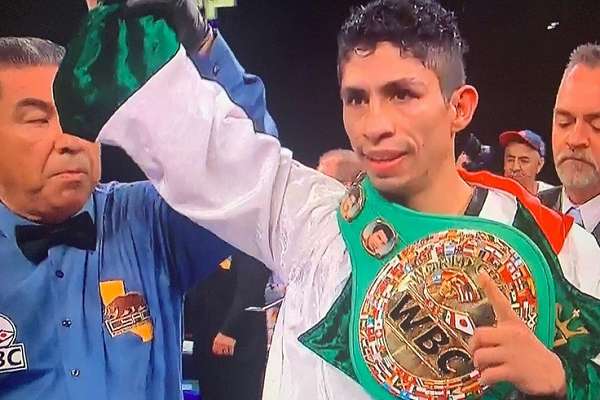 Mejoró su marca a 34-0, 22 por la vía del nocaut, mientras que el “Mexicanito” Kameda, quien llegó como campeón interino, sufrió el tercer revés de su trayectoria (36-3, 20 ko). Foto: Especial