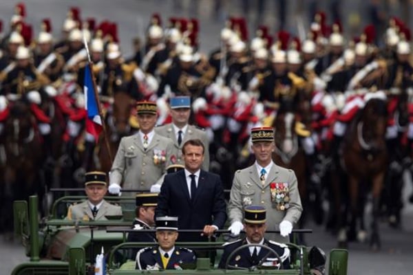 El presidente francés, Emmanuel Macron, inauguró las celebraciones de su fiesta nacional con el tradicional desfile militar.