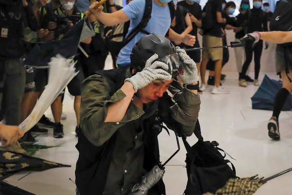 ATAQUE. Los oficiales fueron agredidos la noche de ayer por manifestantes enmascarados. Foto: AP.