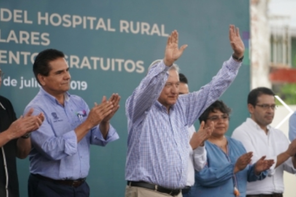 Prometió que se regularizará la situación de los maestros de Michoacán. Foto Notimex