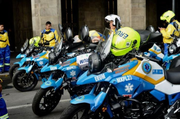 ARRANQUE. Claudia Sheinbaum dio el banderazo de salida a los paramédicos motorizados. Foto: Especial.